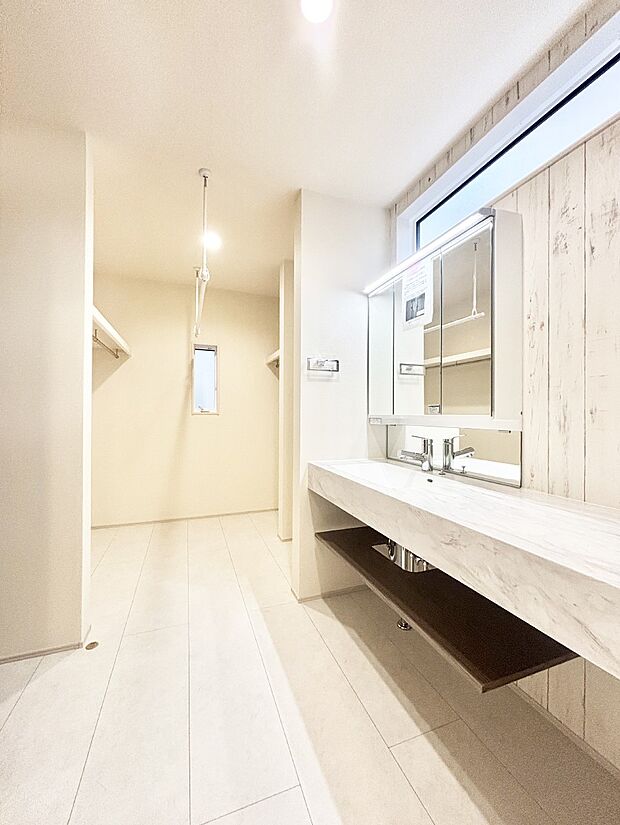 清潔感のある快適空間です。毎日の身支度も気持ち良くお使い頂けます。