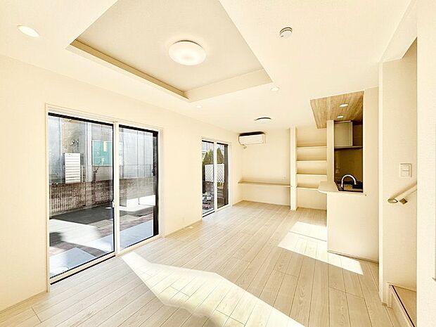 明るい陽光が注ぎ、寛ぎの雰囲気に満たされるダイニング。   