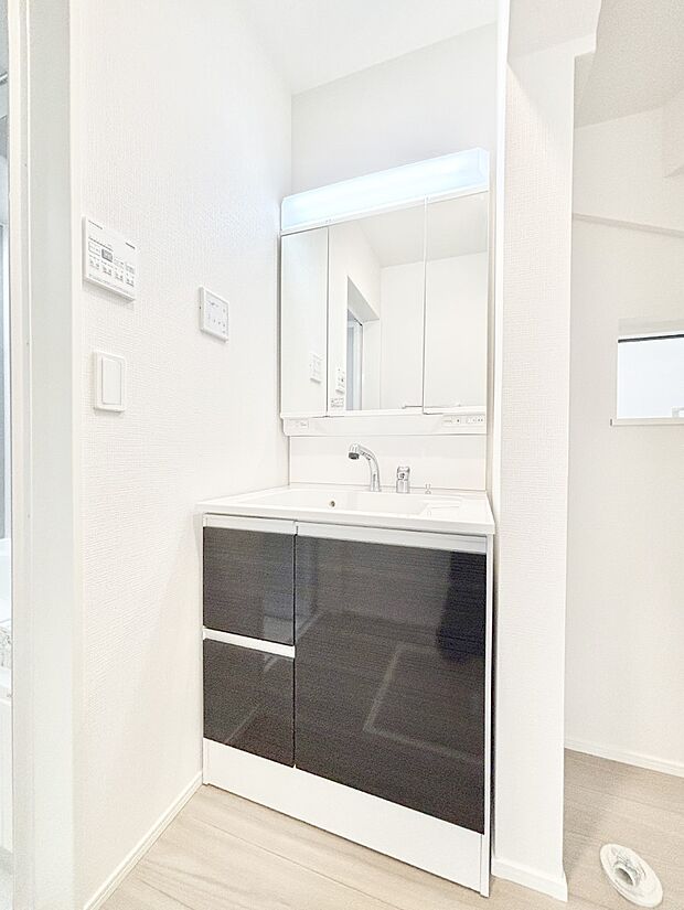 大きく見やすい三面鏡で清潔感ある洗面台は、身だしなみチェックや肌のお手入れにおすすめです。