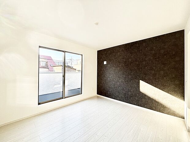 バルコニーが開放感をプラスしてくれる洋室