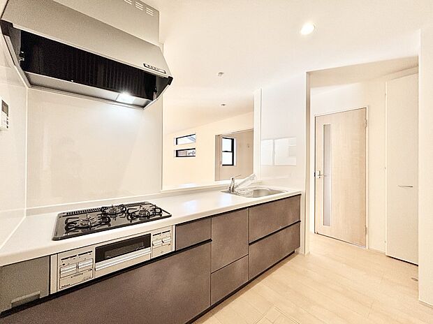 料理をしながらでもご家族との会話を楽しめる対面キッチン 