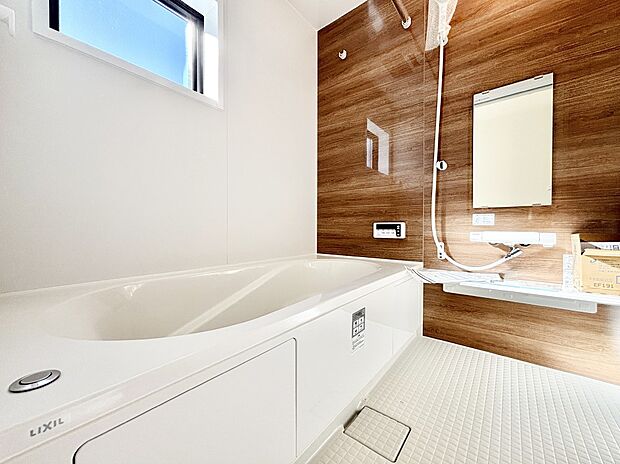 一日の疲れを癒してくれる明るい清潔感のあるバスルーム 