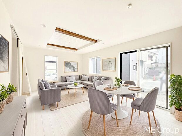 ご家族の賑やかな話し声で包まれる明るいリビング  ※家具はCGです