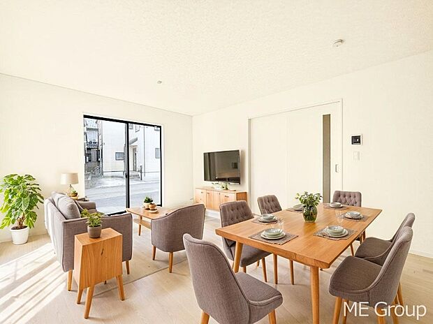 ご家族の賑やかな話し声で包まれる明るいリビング ※家具はCGです