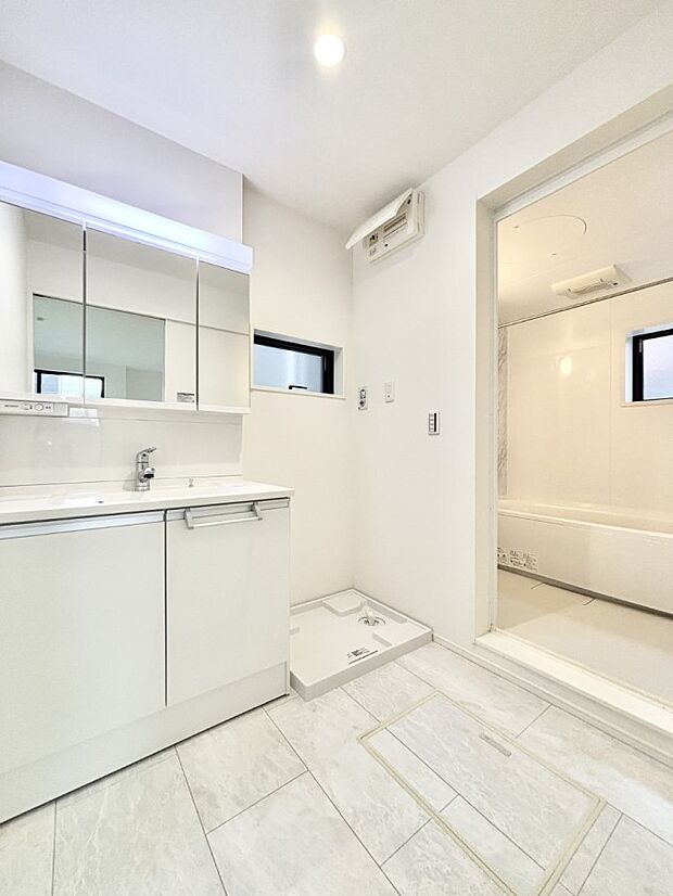 小窓がついているので湿気の多い場所でも換気が十分行えます。毎日の身支度を気持ち良く！