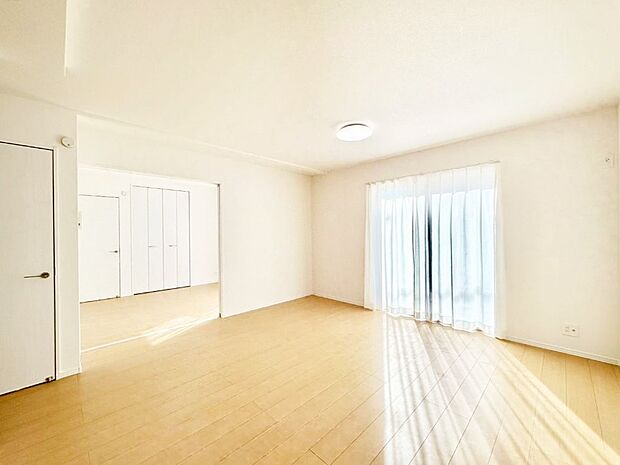 家族の笑顔が自然と生まれてくる、そんな雰囲気のダイニングに仕上がっています。