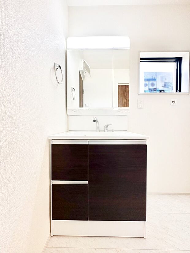 スタイリングに便利な三面鏡、ミラーキャビネットで細かい物スッキリ