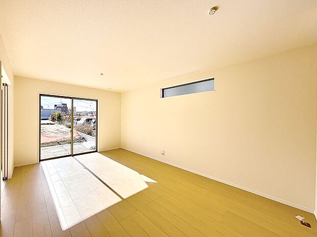 大きな窓からたっぷりの陽光と風を感じられるリビング