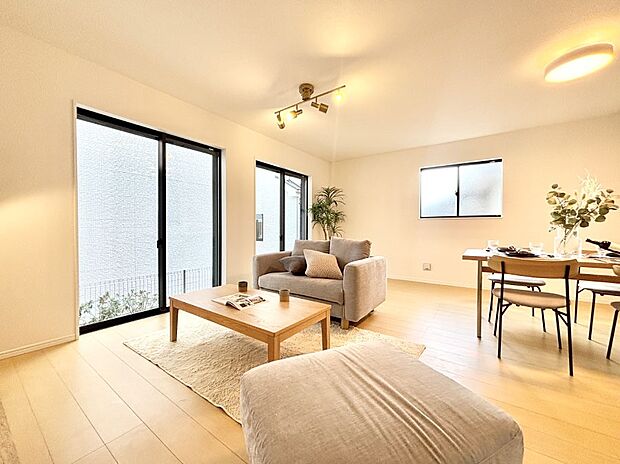 家族の笑顔が自然と生まれてくる、そんな雰囲気のダイニングに仕上がっています。