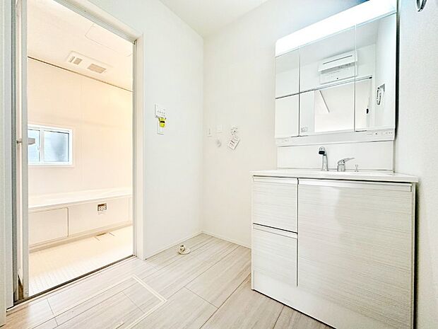 清潔感のある快適空間です。毎日の身支度も気持ち良くお使い頂けます。