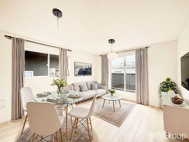 ご家族の賑やかな話し声で包まれる明るいリビング  ※家具はCGです