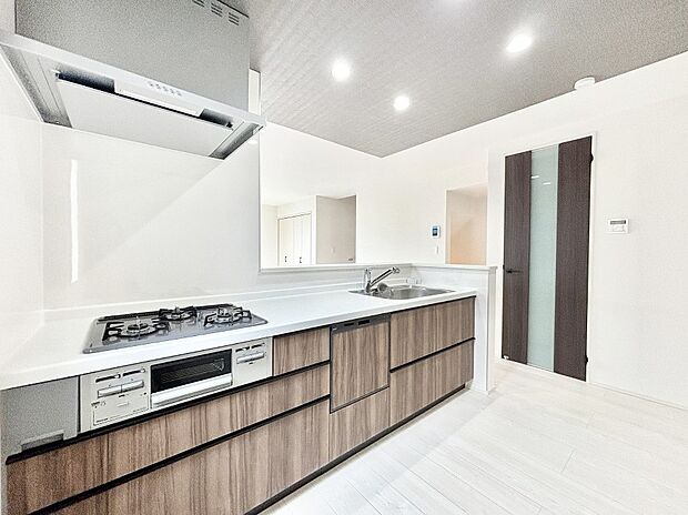 リビングで遊ぶお子様を見守りながらお料理ができる対面キッチン。