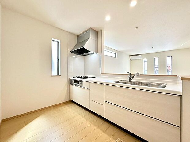 広々とした使い勝手の良いキッチンで日々のお料理も楽しくなりそう  