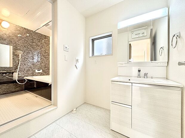 清潔感のある快適空間です。毎日の身支度も気持ち良くお使い頂けます。 