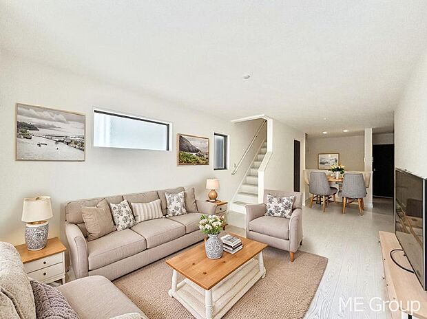 ご家族の賑やかな話し声で包まれる明るいリビング ※家具はCGです