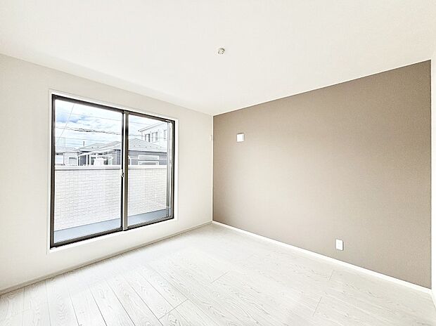 アクセントクロスがお洒落!バルコニーに繋がるお部屋は開放感がありますね!