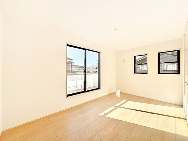 バルコニーが開放感をプラスしてくれる洋室  