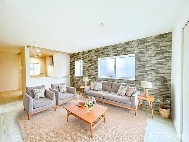 アクセントクロスがお洒落なリビング。家族でのんびりくつろげる広々スペース。　※家具はCGです