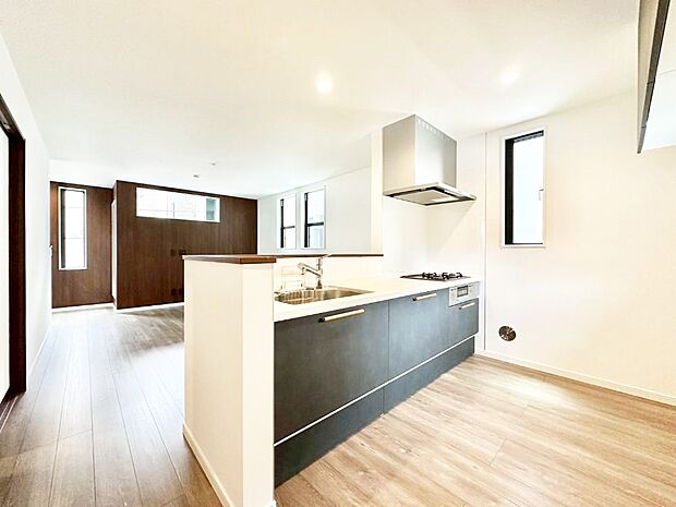 料理をしながらご家族との会話を楽しめる対面カウンターキッチン