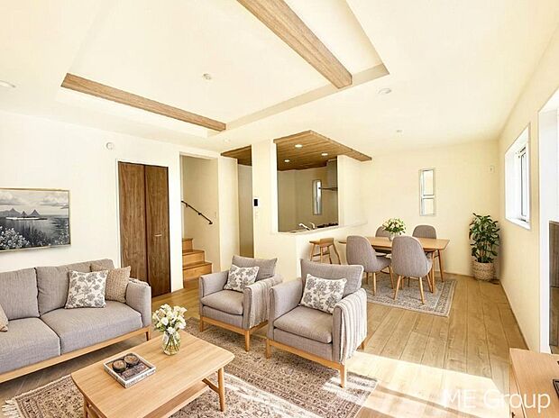 お洒落で開放感のある折り上げ天井を採用したリビング※家具はCGです