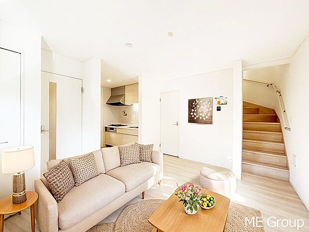 落ち着いた雰囲気のLDKは家族みんなの快適空間※家具はCGです