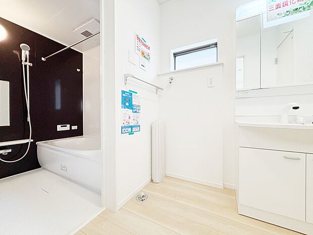 清潔感ある洗面化粧室で朝の身支度も快適