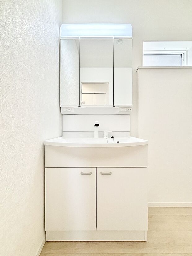 大きく見やすい三面鏡で清潔感ある洗面台は、身だしなみチェックや肌のお手入れにおすすめです。