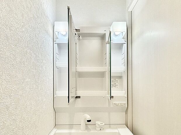 【三面鏡裏収納】三面鏡の裏に、化粧品や衛生用品などを収納可能。洗面台をすっきりと保ちます!