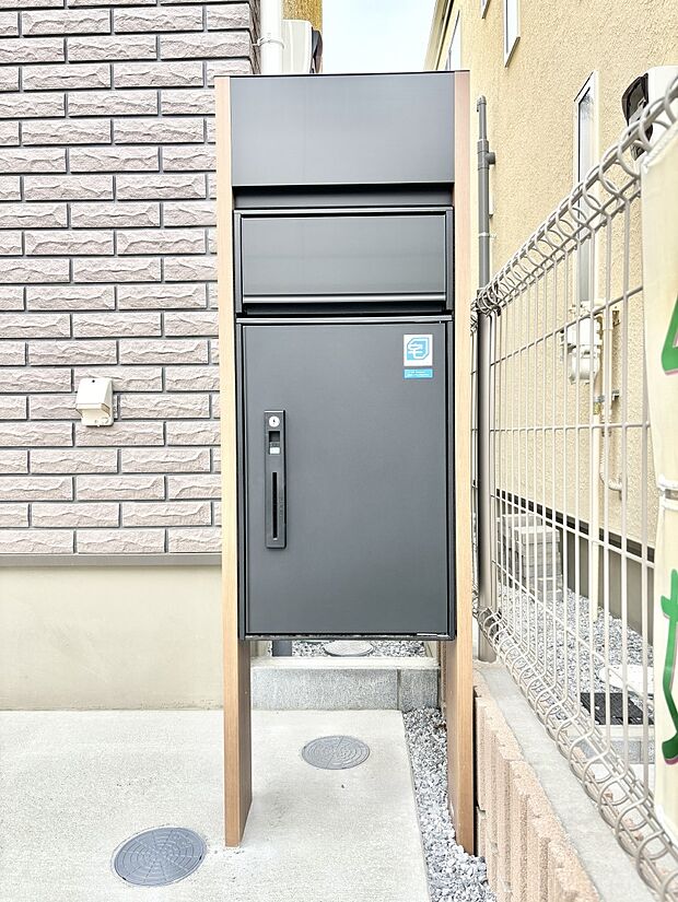 【その他現地】表札・インターホン・ポスト・宅配ＢＯＸをひとつに集約。エントランスになじむシンプルデザイン。