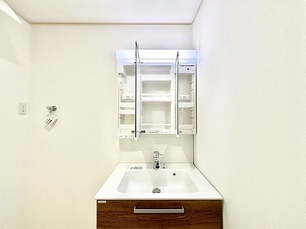【三面鏡裏収納】三面鏡の裏に、化粧品や衛生用品などを収納可能。洗面台をすっきりと保ちます！