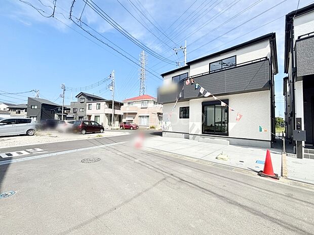 【前面道路含む現地写真】角地なので日当たりも良く、お家が堂々として見えます。