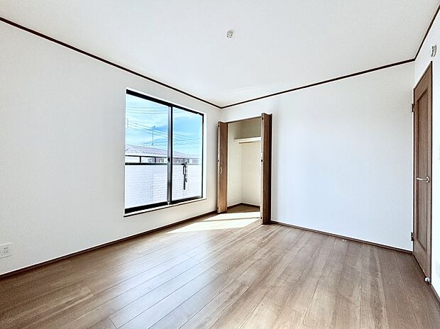 【寝室】収納が充実しているので居住スペースを広々使えます  