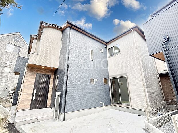 【現地外観写真】堂々完成!たっぷりの陽光と開放感に包まれる明るい住まい。