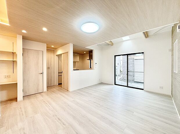 【ダイニング】明るい陽光が注ぎ、寛ぎの雰囲気に満たされるダイニング。