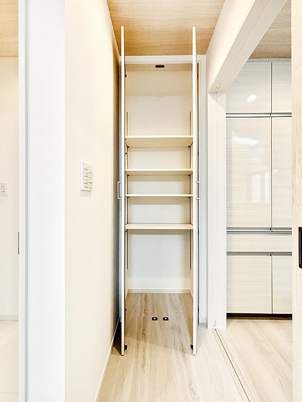 【パントリー】食材のストックはもちろん、日用品の収納など使い方はいろいろ!