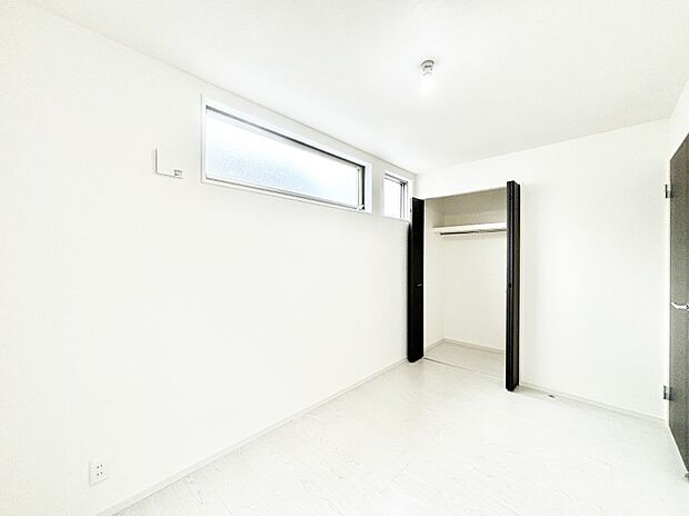 【寝室】収納が充実しているので居住スペースを広々使えます  