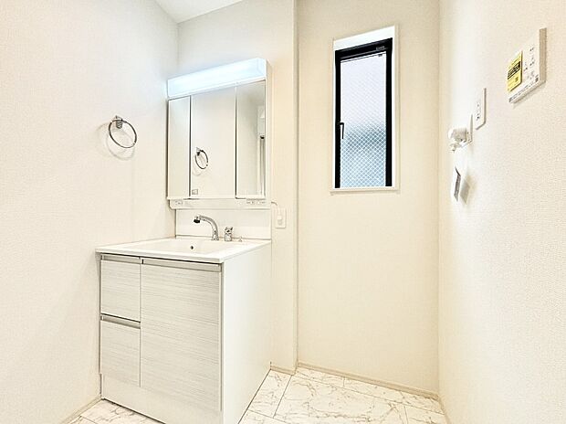 【ランドリースペース】ゆとりの洗面スペースで朝の身支度もラクラク