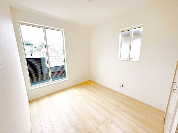 【洋室】全居室2面採光＆クローゼット付きです