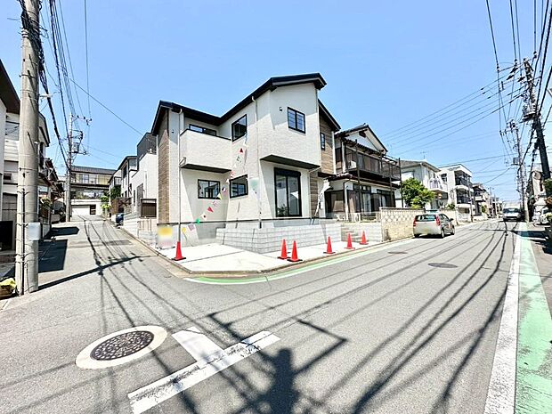 【前面道路含む現地写真】角地なので日当たりも良く、お家が堂々として見えます。