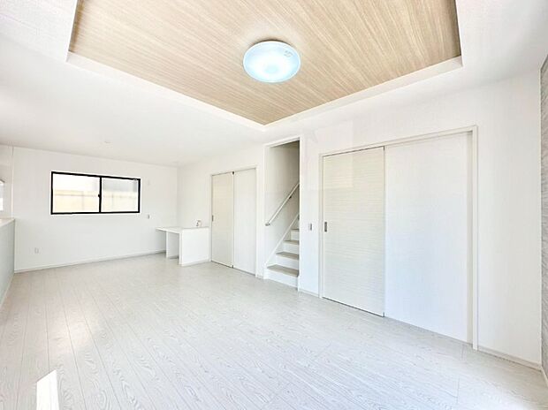 【ダイニング】折り上げ天井はは立体的な奥行きがあるので、天井が広く見えて開放的な空間を演出できます。  