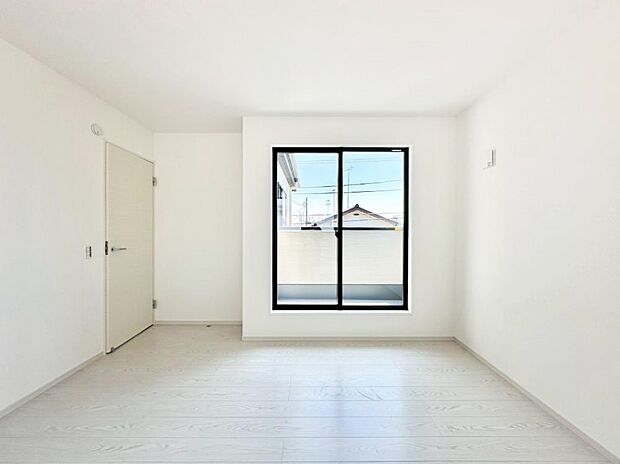 【洋室】明るいバルコニーサイドに洋室を設置。目覚めの良い寝室に。 