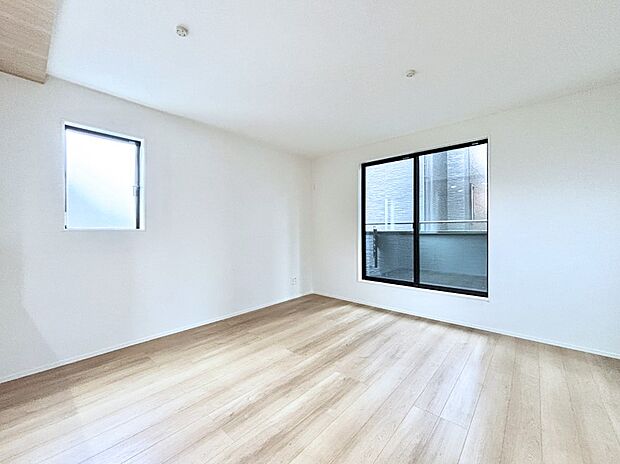 【リビングダイニング】明るい陽光が注ぎ、寛ぎの雰囲気に満たされるリビング・ダイニング。