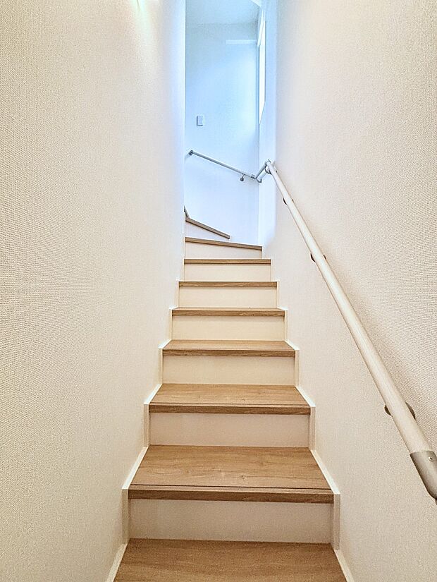 【その他内観】安全性を考慮し階段には手すりを設置しています