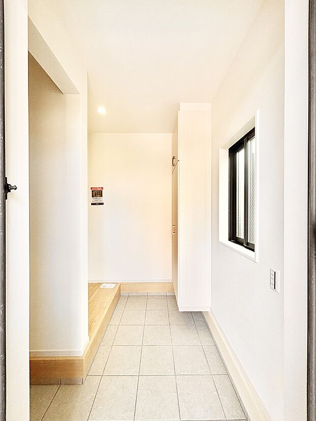 【玄関】家族の帰宅やお客様をあたたかく迎える玄関