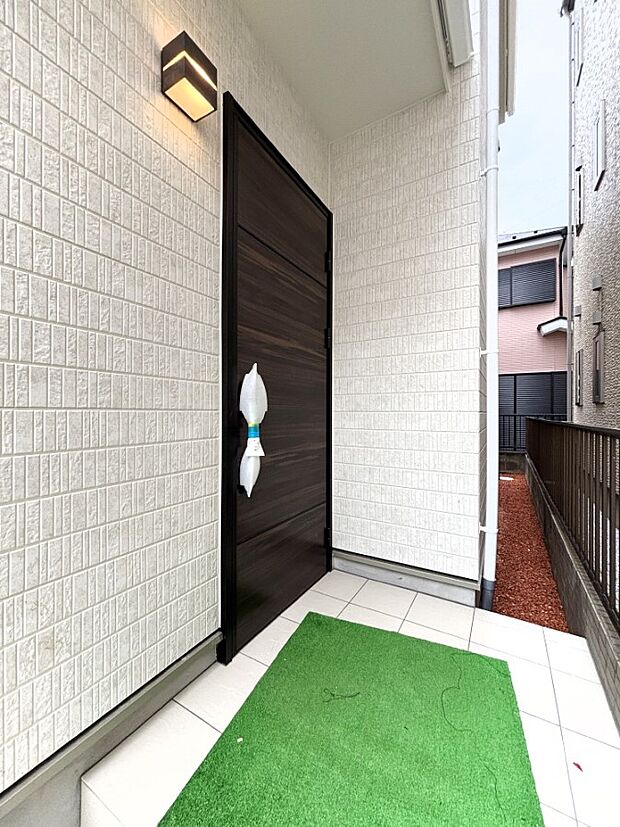 【玄関】大切な家族、来客を出迎える玄関。