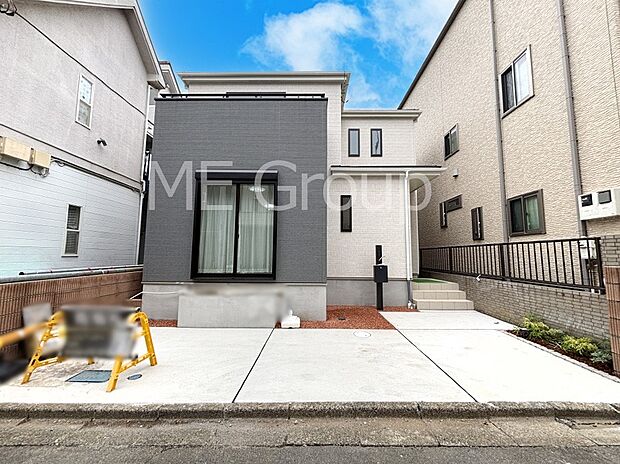 【現地外観写真】暮らしやすさと居心地の良さにこだわったシンプルで飽きのこないデザイン ！