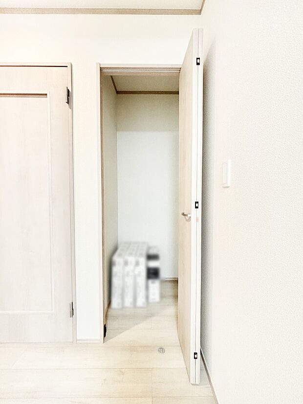【収納】廊下収納。日用品のストックや掃除用品、防災用品などの収納スペースに！