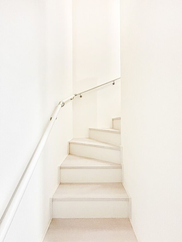 【その他内観】小さなお子さまやご年配の方に嬉しい配慮！階段には手摺付きです。