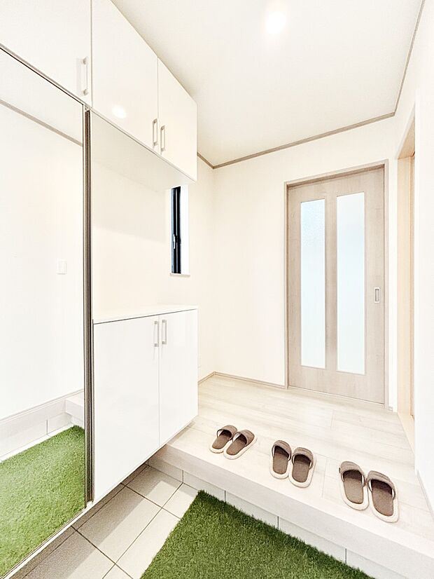 【玄関】ご家族やお客様を気持ちよくお出迎えできる穏やかな雰囲気の玄関です。