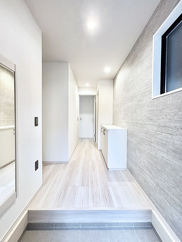 【玄関】明るい玄関はお客様をお出迎えするのにぴったりです！ 